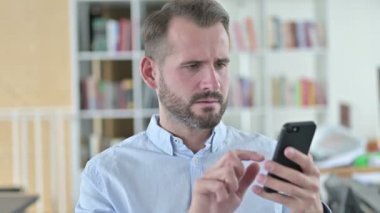 Genç Adam 'ın Akıllı Telefondaki Kayıp Portresi