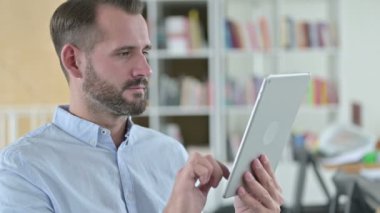 Tabletteki Başarıyı Kutlayan Genç Adam Portresi