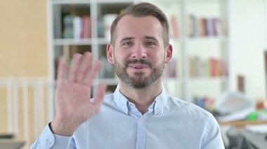 Çevrimiçi Video Sohbetinin Portresi: Genç Adam