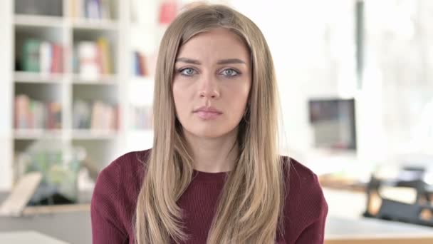 Портрет обеспокоенной молодой женщины, испытывающей шок — стоковое видео