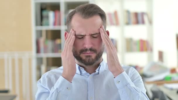Portrét stresovaného mladého muže s bolestí hlavy — Stock video