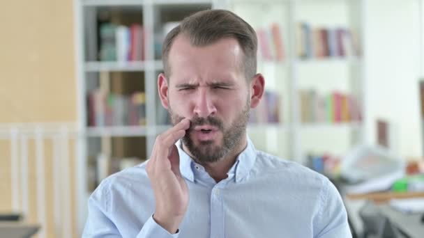 Portrét alergického mladého muže s bolestí zubů — Stock video