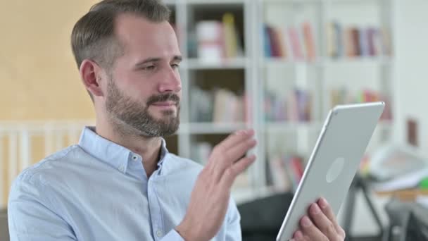 Retrato de un joven haciendo Video Chat en Tablet — Vídeo de stock