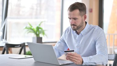 Ofisteki Laptop 'ta Genç Adam' dan Çevrimiçi Ödeme