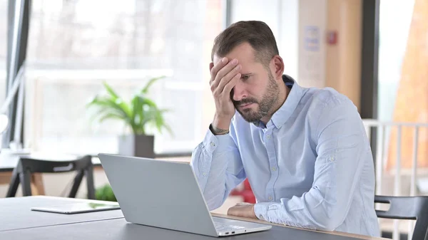 Honteux jeune homme assis déçu au travail, perte — Photo