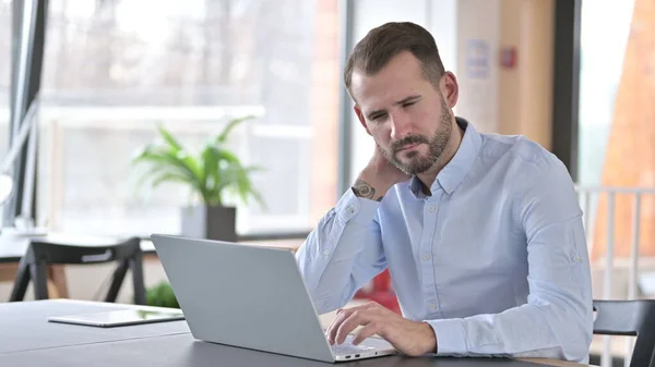 Homme travailleur ayant la douleur au cou dans le bureau — Photo