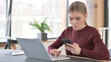 Ofiste Akıllı Telefon Kullanan Genç Kadın