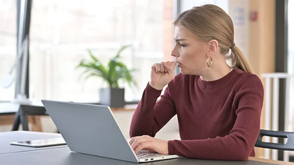 Tosse giovane donna che utilizza il computer portatile in ufficio — Foto Stock