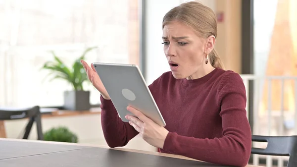 Mujer joven conmocionada con fracaso en la tableta —  Fotos de Stock