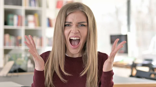 Retrato de una joven enojada gritando, gritando — Foto de Stock