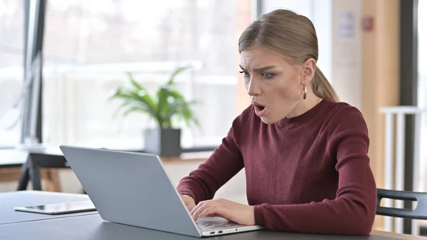 Young Woman Reacting to Loss on Laptop in Office — Stock Photo, Image