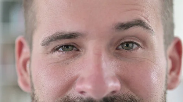 Close-up van jonge man het verhogen van wenkbrauwen — Stockfoto