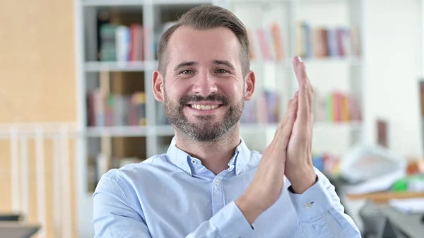 Portrait of Cheerful Young Man Clapping, Applauding — Stock Photo, Image