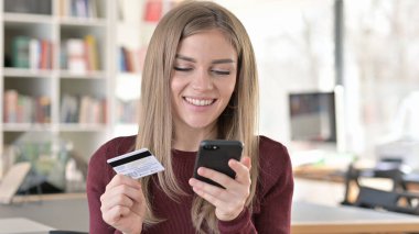 Çevrimiçi Ödeme Mutlu Kadın 'dan Smartphone' da