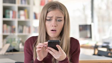 Smartphone 'da Kaybın Portresi Yazan Genç Kadın