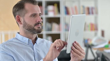 Tablet Kullanan Genç Adam Portresi