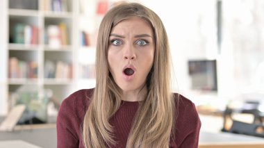 Dehşete düşmüş Genç Kadın Şaşkınlık içinde