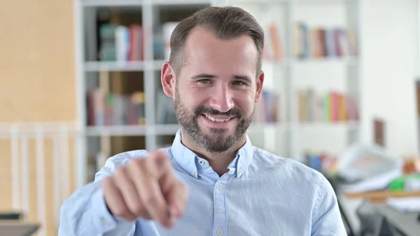 Portret van aantrekkelijke jonge man wijzend met vinger — Stockfoto