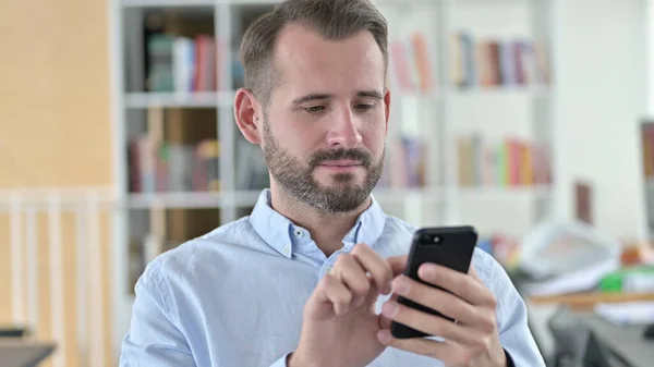 Portrait of Young Man using Smartphone — Stock Photo, Image