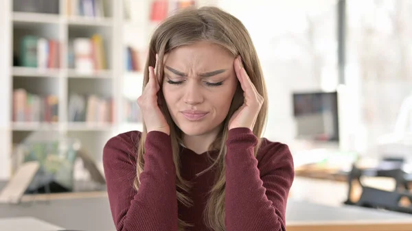 Ritratto di giovane donna stressata con mal di testa — Foto Stock