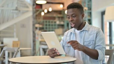 Başarı, Kafe 'de Tablet' te Kutlanan Genç Afrikalı Adam