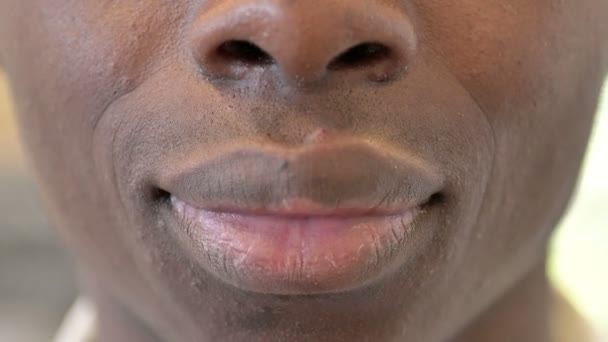 Close-up van glimlachen mond van jong jong Afrikaans man — Stockvideo