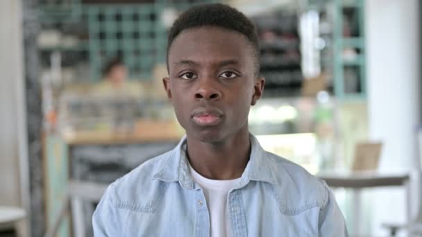 Retrato de un joven africano enfermo Tos, Alergia — Vídeos de Stock