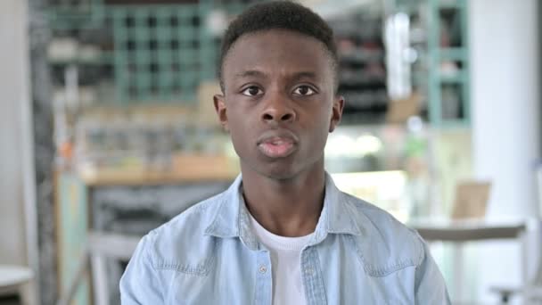 Ritratto di giovane africano aggressivo Combattere, Arrabbiato — Video Stock