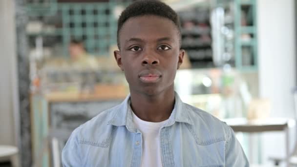 Portré vidám fiatal afrikai férfi integetett, üdvözlő — Stock videók