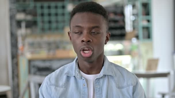 Retrato del joven somnoliento africano bostezando — Vídeos de Stock