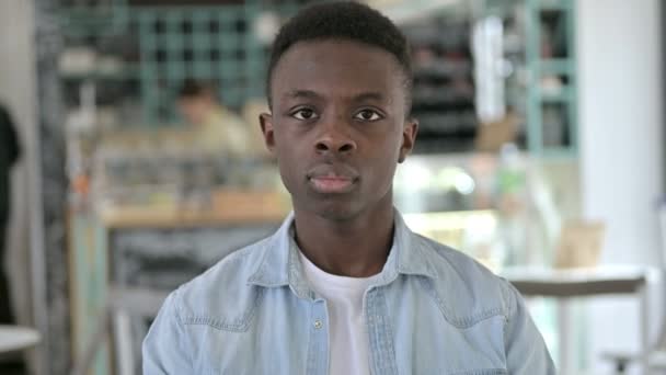 Retrato de un joven africano abusivo mostrando el dedo medio — Vídeos de Stock