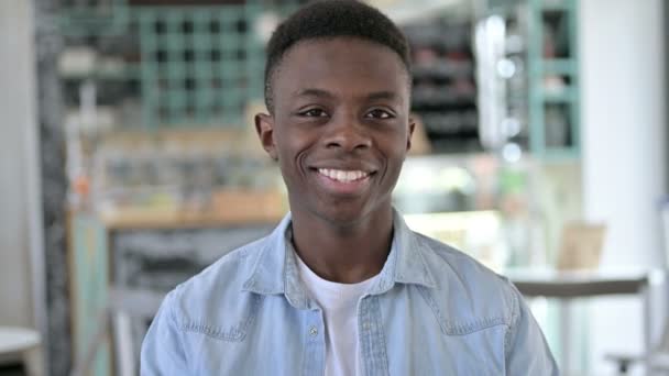 Portrét schvalujícího mladého afrického muže se znaménkem OK — Stock video