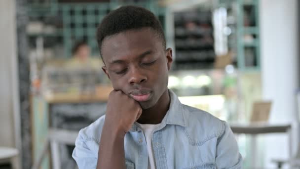 Retrato de Sonolento Jovem Africano tomando Nap — Vídeo de Stock