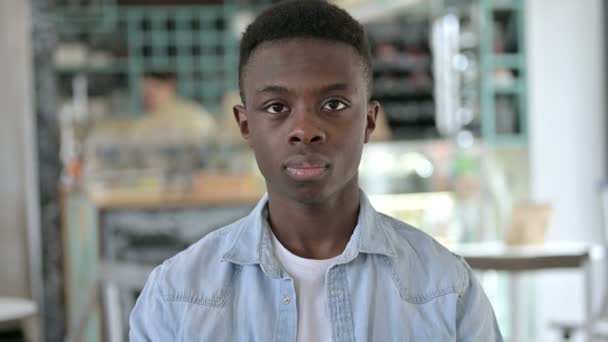 Retrato de un joven africano sacudiendo la cabeza como ningún signo — Vídeos de Stock