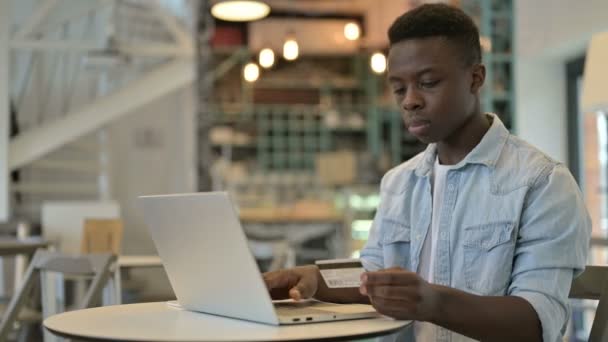 Úspěšná online platba mladého afrického muže na notebooku — Stock video