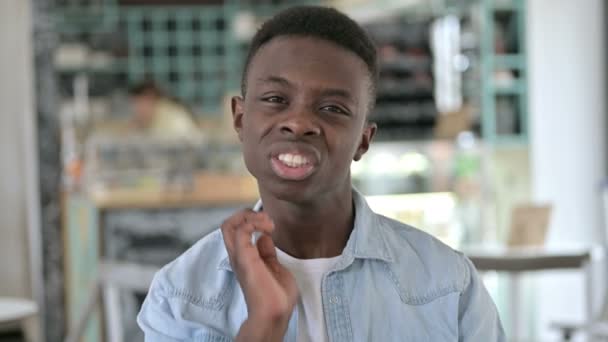 Retrato de un joven africano agotado con dolor en el cuello — Vídeos de Stock