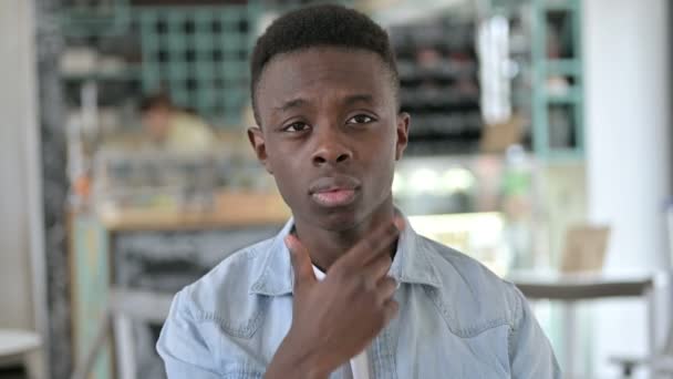 Портрет молодого африканца, размышляющего о новой идее — стоковое видео