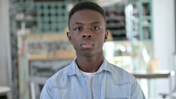 진지 한 젊은 아프리카 남자의 모습 카메라를 보고 — 비디오
