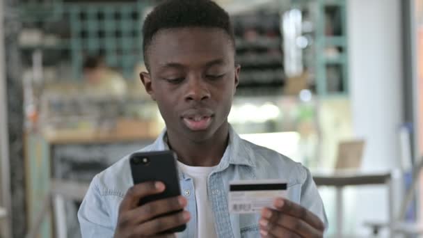 Ritratto di pagamento online di successo al telefono da parte di Young African Man — Video Stock