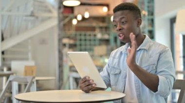 Genç Afrikalı Kafe 'de Tablet' te Video Sohbeti yapıyor.