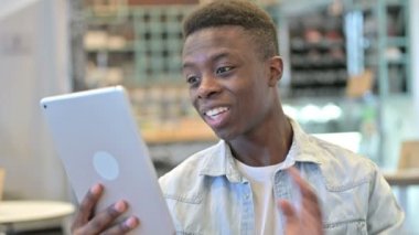 Tablet 'te Video Sohbeti Yapan Genç Afrikalı Adamın Portresi