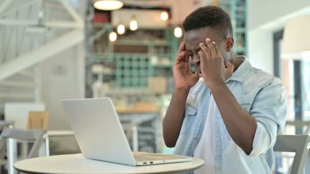 Hårt arbetande ung afrikansk man med bärbar dator med huvudvärk — Stockvideo