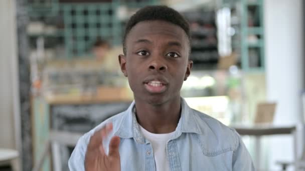 Retrato de un joven africano haciendo video chat en línea — Vídeos de Stock