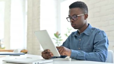 Başarı, Ofisteki Tablette Kutlanan Genç Afrikalı Adam 