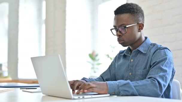 Allergischer junger Afrikaner mit Laptop hustet bei der Arbeit — Stockvideo