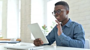 Ofiste Tablet 'te Video Sohbeti yapan Heyecanlı Genç Afrikalı Adam 