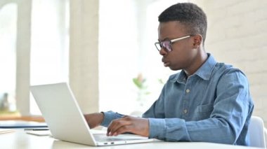 Laptop 'u olan genç Afrikalı Ofiste Öfkeli 