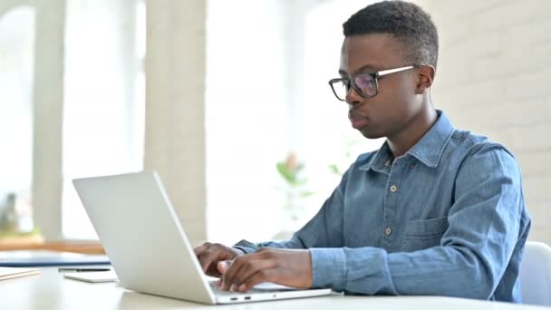 Joven hombre africano con el ordenador portátil sacudiendo la cabeza en la negación, No hay señal — Vídeo de stock