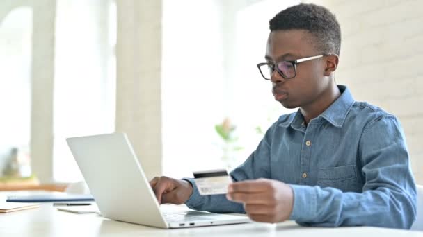 Pagamento em linha bem sucedido pelo homem africano novo no portátil — Vídeo de Stock