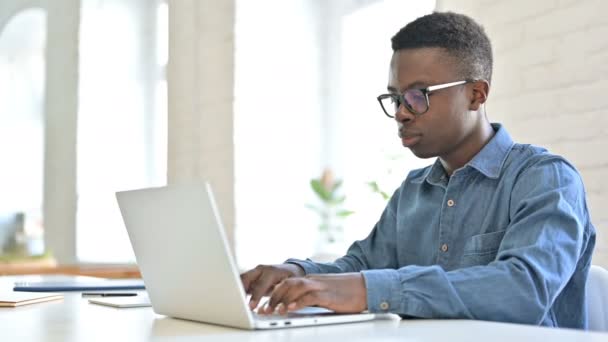 Νεαρός Αφρικανός κάνει Video Chat στο Laptop — Αρχείο Βίντεο